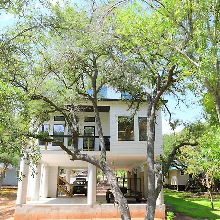 Modern Kingsland Home With River Access & Kayaks Home